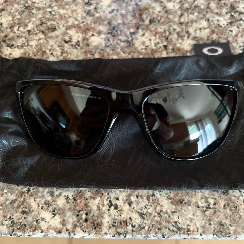Women’s Oakley Reverie Sunglasses.